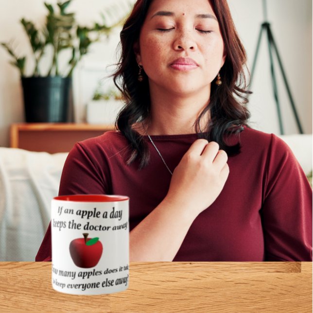 Ett äpple om dagen håller doktorn borta  Två-Tonad mugg (Skapare uppladdad)