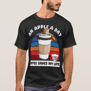 Ett äpple om dagen men kaffe räddar mitt liv t shirt