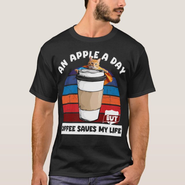 Ett äpple om dagen men kaffe räddar mitt liv t shirt (Framsida)