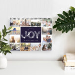 Ett år av glädje | Fotokalender Kalender<br><div class="desc">ett favoritminne på varje sida i 2019 års fotokalender, med foton inramade med ett botaniskt löv mönster i säsong färg. Täckningen innehåller en miniatyrbild av varje foto med "ett år av glädje" i mitten i vitt brev som bildas av botaniska helgdag och bär. Anpassa skyddet med ditt namn eller med...</div>