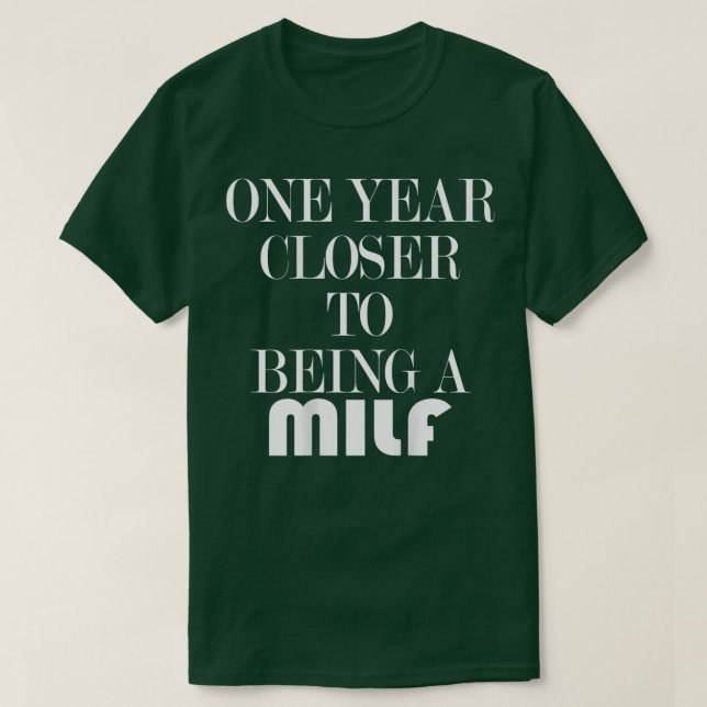 Ett år närmare en MILF-flotta Sarcasm (på T Shirt (Design framsida)