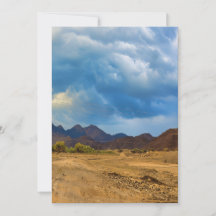 Ett ariskt landskap under ett dramatiskt, grumligt