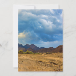 Ett ariskt landskap under ett dramatiskt, grumligt julkort