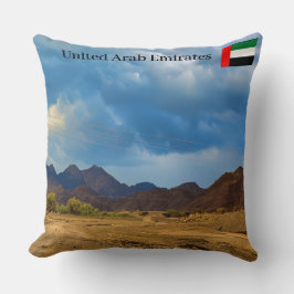 Ett ariskt landskap under ett dramatiskt, grumligt kudde