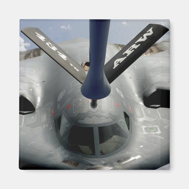 Ett B-2-luftskepp kommer i position Magnet (Framsidan)