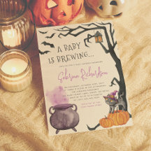 Ett Baby håller på att blåsa en flicka Halloween-b