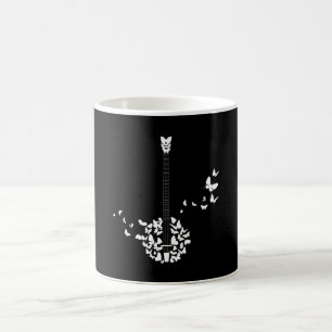 Ett banjo-instrument med vackra fjärilar kaffemugg