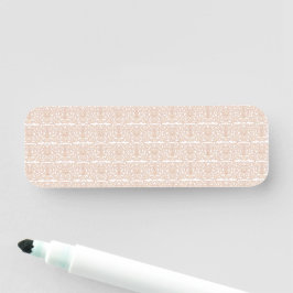 ett beige och vitt checkat mönster på vit bas namnbricka