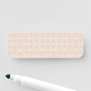 ett beige och vitt checkat mönster på vit bas namnbricka
