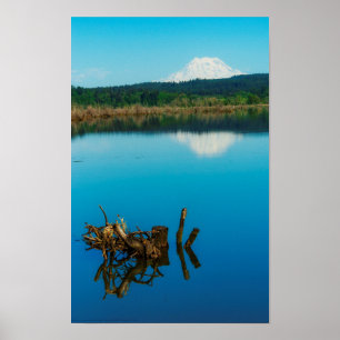 Ett berg tittar över en häck poster