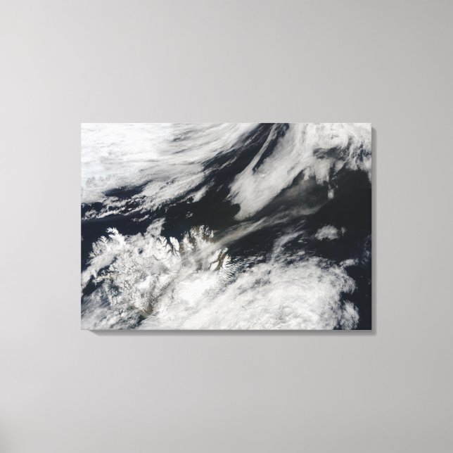 Ett blek grått askmoln blåser från toppmötet canvastryck (Framsida)