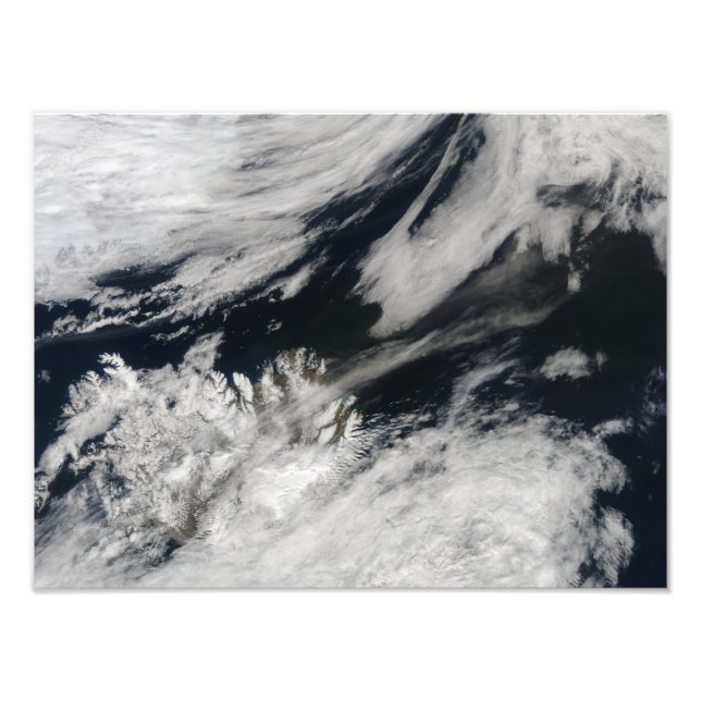Ett blek grått askmoln blåser från toppmötet fototryck (Framsidan)