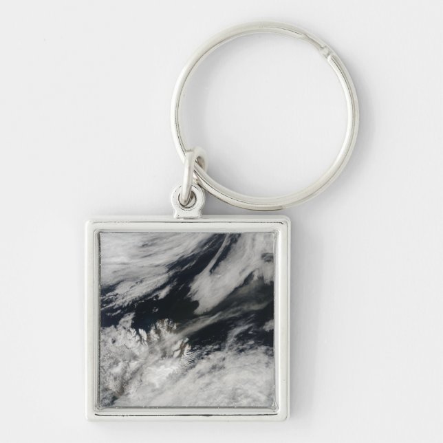 Ett blek grått askmoln blåser från toppmötet fyrkantig silverfärgad nyckelring (Framsidan)