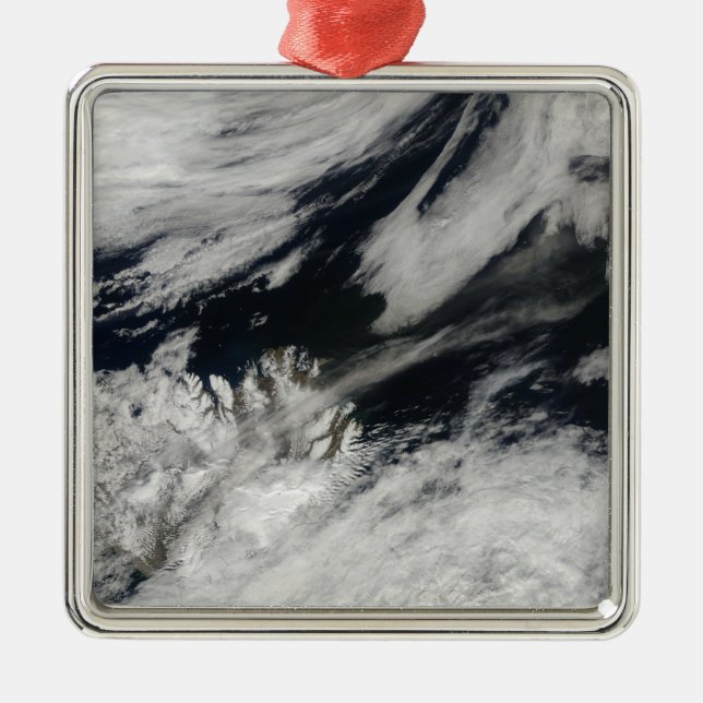 Ett blek grått askmoln blåser från toppmötet julgransprydnad metall (Framsidan)