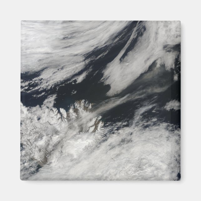 Ett blek grått askmoln blåser från toppmötet magnet (Framsidan)