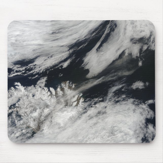 Ett blek grått askmoln blåser från toppmötet musmatta (Framsidan)