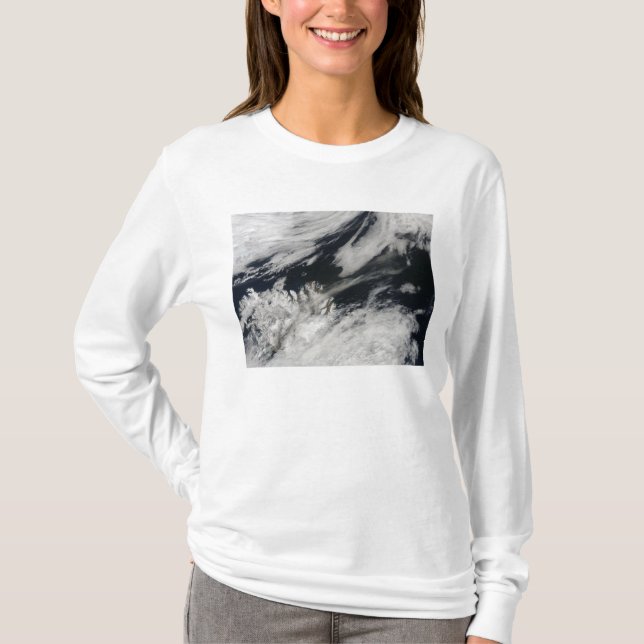 Ett blek grått askmoln blåser från toppmötet tee (Framsida)