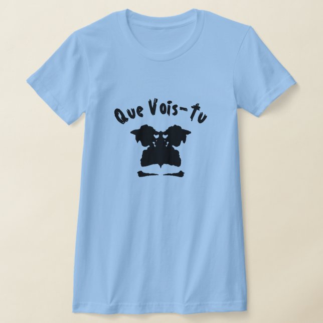 Ett blotttest med text Que Vois-Tu Tee Shirt (Laydown)