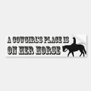 Ett Cowgirlsställe är på henne hästen Bildekal