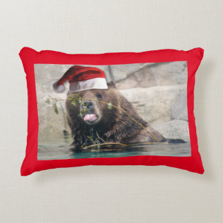 Ett Cute Grizzly Bear med Jultomten Hat Prydnadskudde