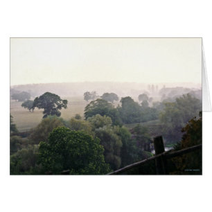 Ett dimmigt engelskafält hälsningskort