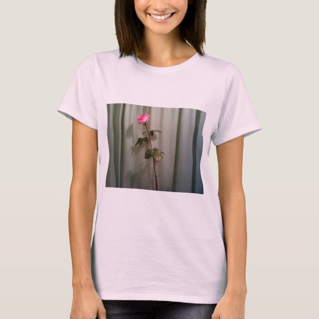 Ett enda Rosa ros Tee (Framsida)