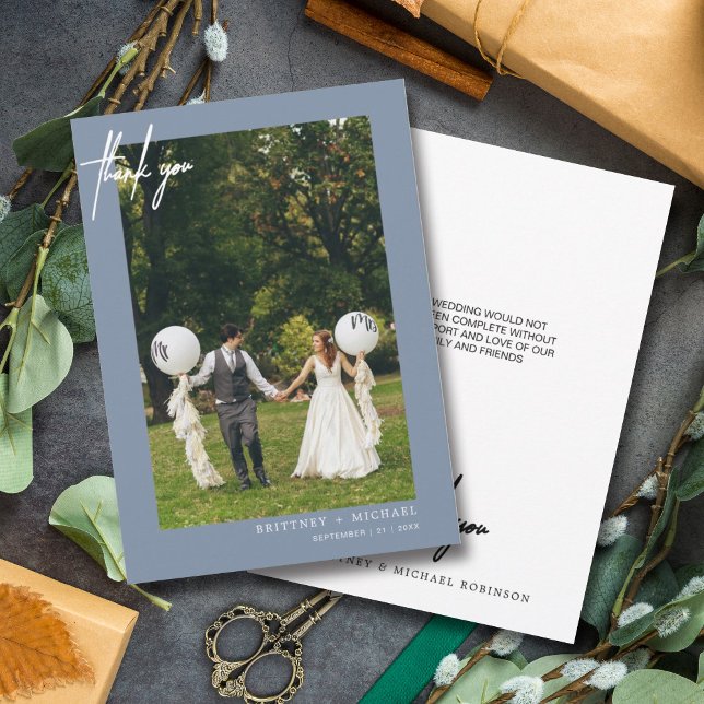 Ett enkelt, blått foto-modernt tackkort tack kort (Modern elegant hand written wedding thank you card for the minimalistic bride.)