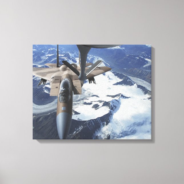 Ett F-15C Eagle-flygplan ligger bakom en KC-135R Canvastryck (Framsida)