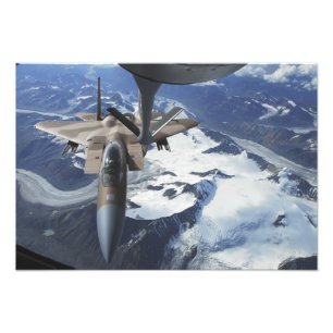 Ett F-15C Eagle-flygplan ligger bakom en KC-135R Fototryck