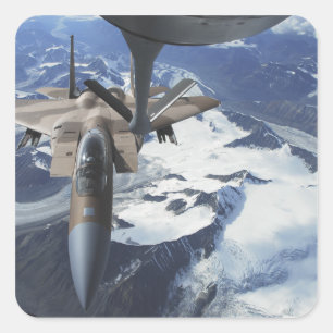 Ett F-15C Eagle-flygplan ligger bakom en KC-135R Fyrkantigt Klistermärke