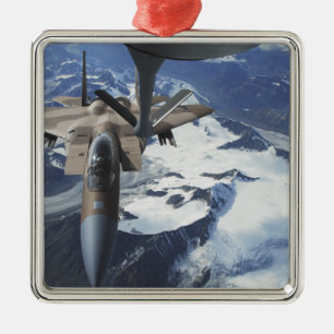 Ett F-15C Eagle-flygplan ligger bakom en KC-135R Julgransprydnad Metall