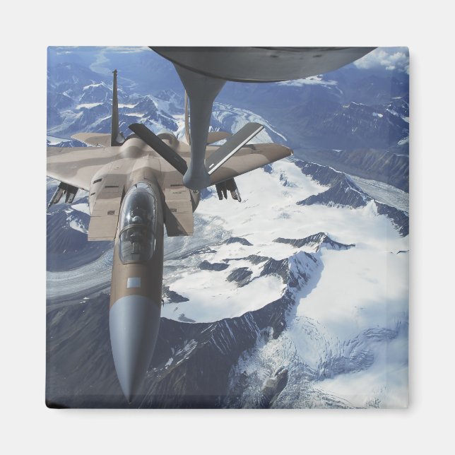 Ett F-15C Eagle-flygplan ligger bakom en KC-135R Magnet (Framsidan)