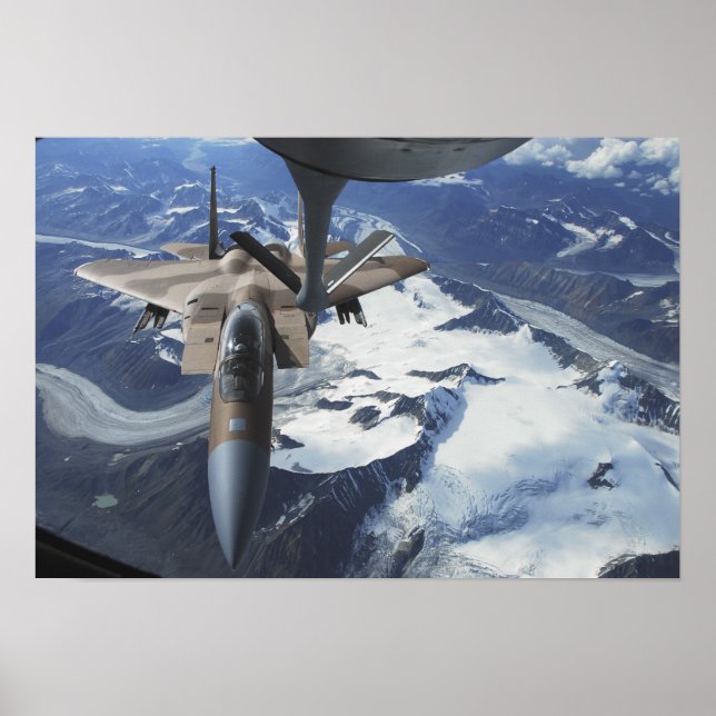 Ett F-15C Eagle-flygplan ligger bakom en KC-135R Poster (Framsidan)