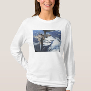 Ett F--15Cörnflygplan sitter bak en KC-135R T-shirt