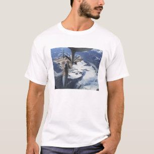 Ett F--15Cörnflygplan sitter bak en KC-135R T Shirt
