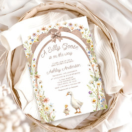 Ett Fånig går runt med en vismisk babyskare Inbjudningar