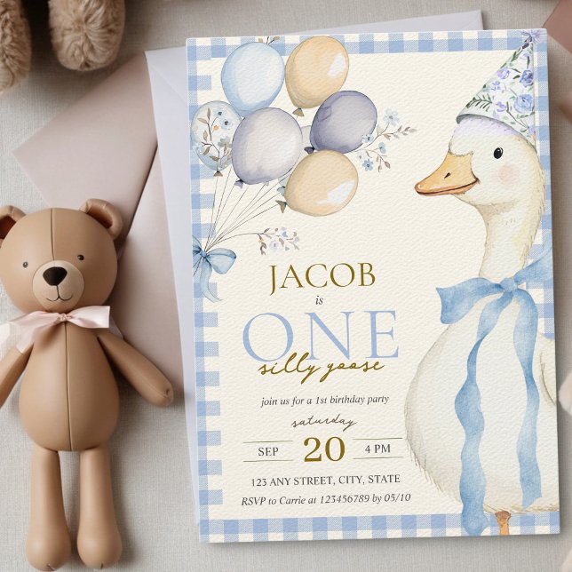 Ett Fånig Goose Blue Gingham Boy 1st Birthday Inbjudningar (One Silly Goose Boy's 1st Birthday Blue Gingham Invitation Watercolor Aesthetic Farm Animals)