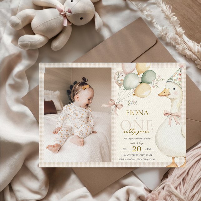 Ett Fånig Goose Gingham Neutralt 1:a födelsedagsfo Inbjudningar (One silly goose Photo 1st Birthday Invitation with Beige Gingham Watercolor Cute Aesthetic Girl Boy)