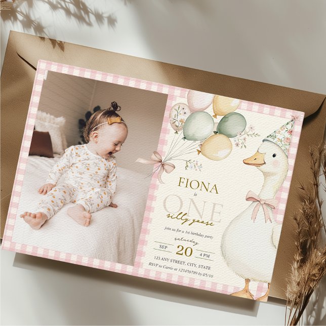 Ett Fånig Goose Gingham Rosa 1:a födelsedagsfoto Inbjudningar (one silly goose gingham pink girl 1st birthday watercolor with photo )