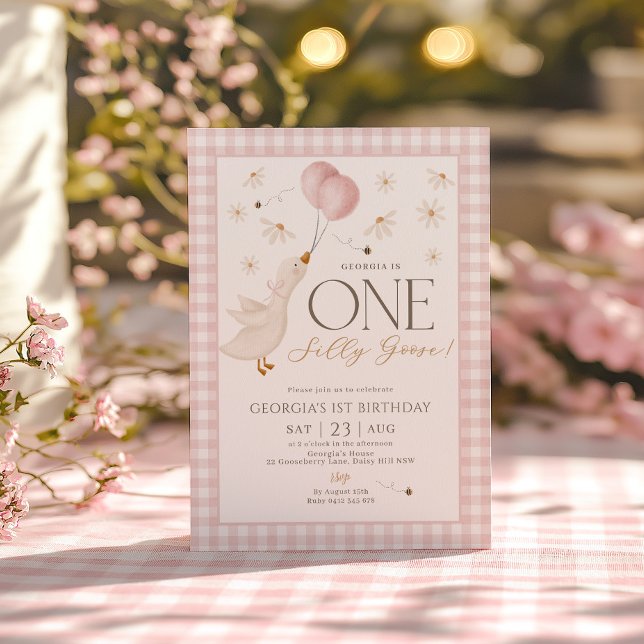 Ett Fånig Goose Girls 1st Birthday Rosa Gingham Inbjudningar (Silly Goose 1st Birthday Pink Gingham Girls Invitation)