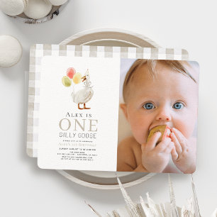 Ett Fånig Goose Greige Gingham Photo 1st Birthday Inbjudningar