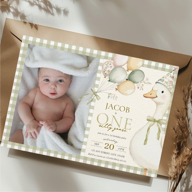 Ett Fånig Goose Grönt Gingham 1:a födelsedagsfoto Inbjudningar (One Silly Goose Green Gingham 1st Birthday Photo Invitation Boy )