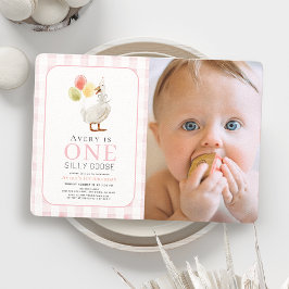 Ett Fånig Goose Rosa Gingham Girl 1st Birthday Inbjudningar
