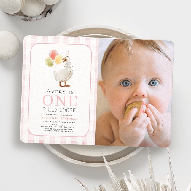 Ett Fånig Goose Rosa Gingham Girl 1st Birthday Inbjudningar (Skapare uppladdad)