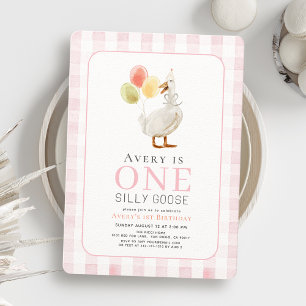 Ett Fånig Goose Rosa Gingham Girl 1st Birthday Inbjudningar