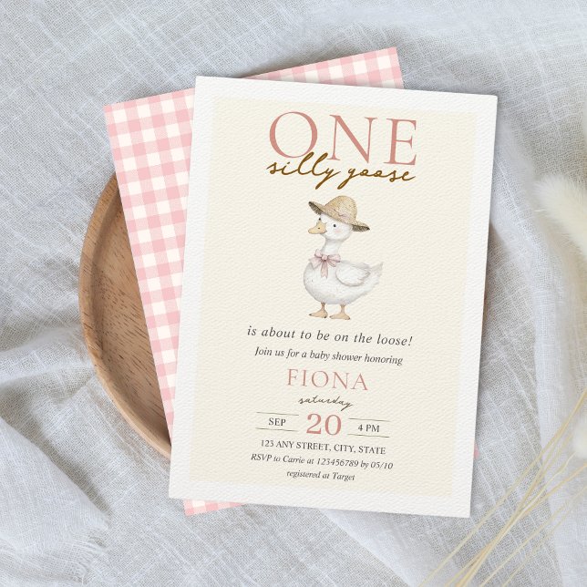 Ett Fånig Goose Rosa Gingham Girl Baby Shower Inbjudningar (One Silly Goose is about to be on the loose baby shower theme girl pink gingham Aesthetic Farm)