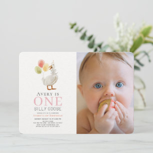 Ett Fånig Goose Rosa Girl Photo 1st Birthday Inbjudningar