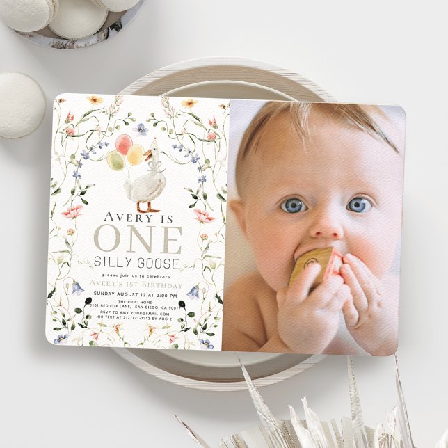 Ett Fånig Goose Wildblomfoto 1:a födelsedagen Inbjudningar (Skapare uppladdad)