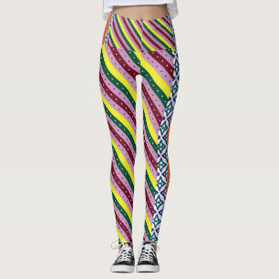 Ett flerfärgat, strippat mönster med punkter leggings