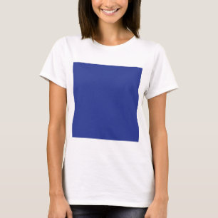 ett flygplan som flyger i himlar med blå bakgrund t shirt